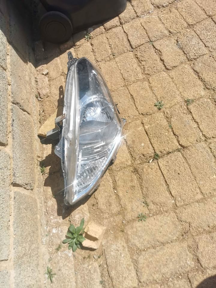 Nissan almera left headlight - Private Seller