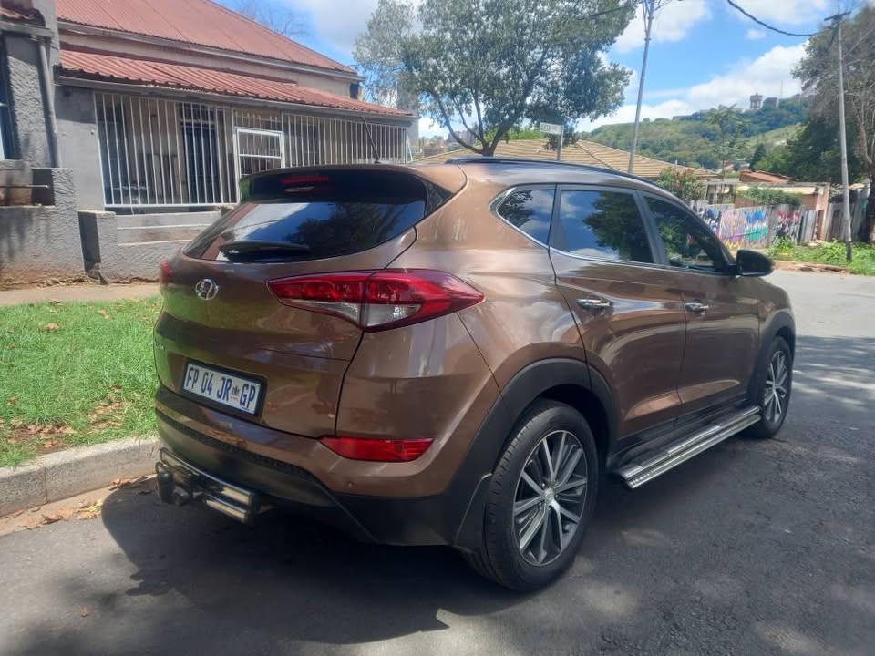 2016 Hyundai Tucson 2.0 Elite  Petrol, Auto, Brown, 88000kms, Sunroof, Reverse Sensor/Camera