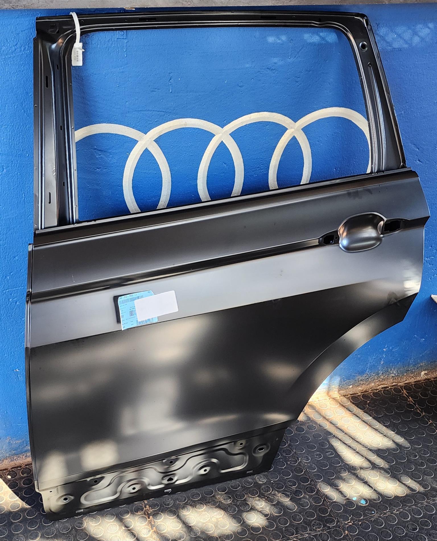Now available nee oem vw tiguan 2018 left rear door - Private Seller