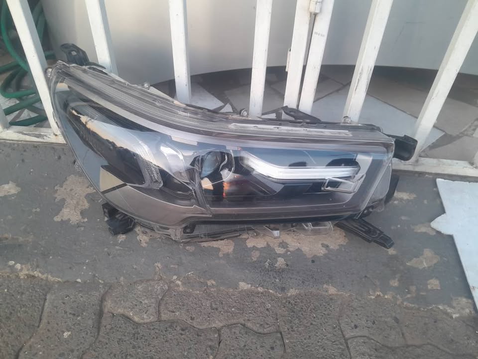 2021-2023 TOYOTA HILUX LEGEND RIGHT SIDE HEADLIGHT FOR SALE