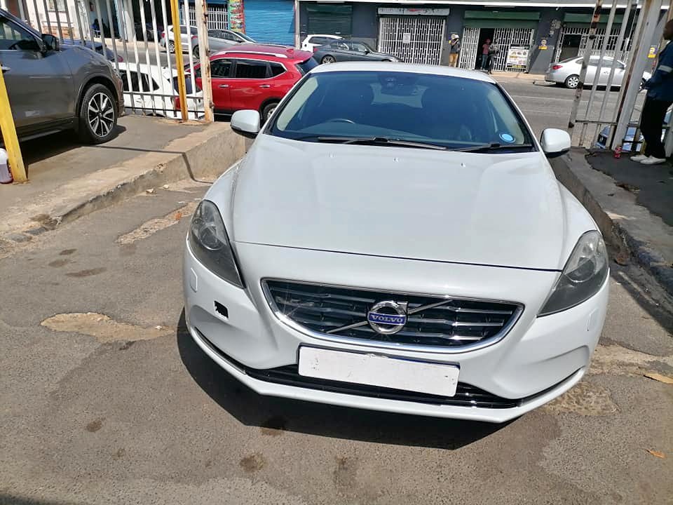 2013 Volvo V40 T4 Automatic Transmission with a leather interior and Full service history