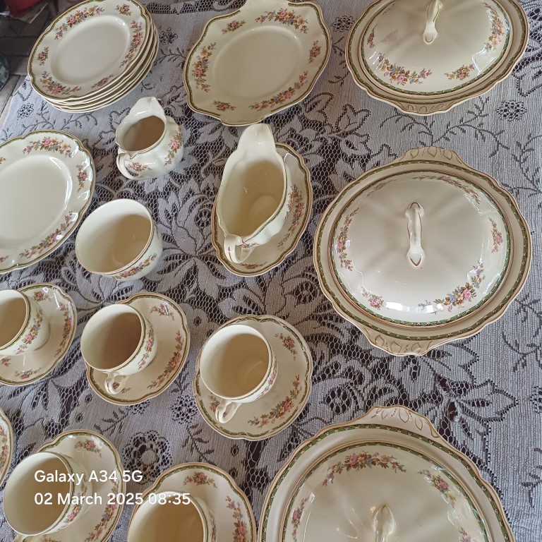JOHNSON BROS 44 PIECE STUNNING VINTAGE SET
