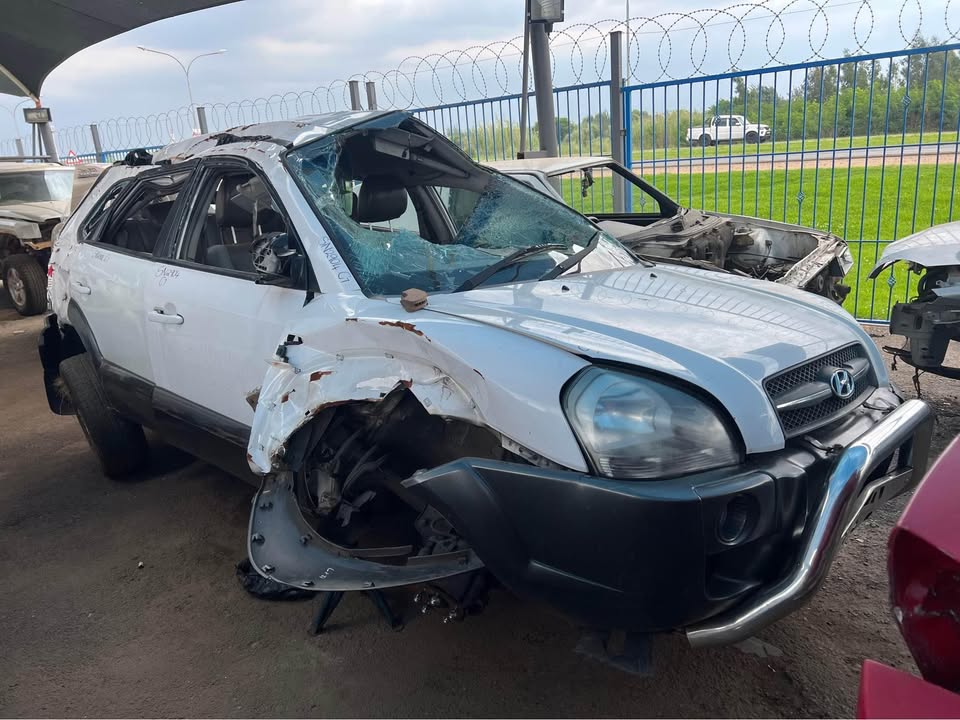 Hyundai Tucson 2.0 Gls STRIPPING FOR PARTS CALL OR WHATSAPP  or - Private Seller