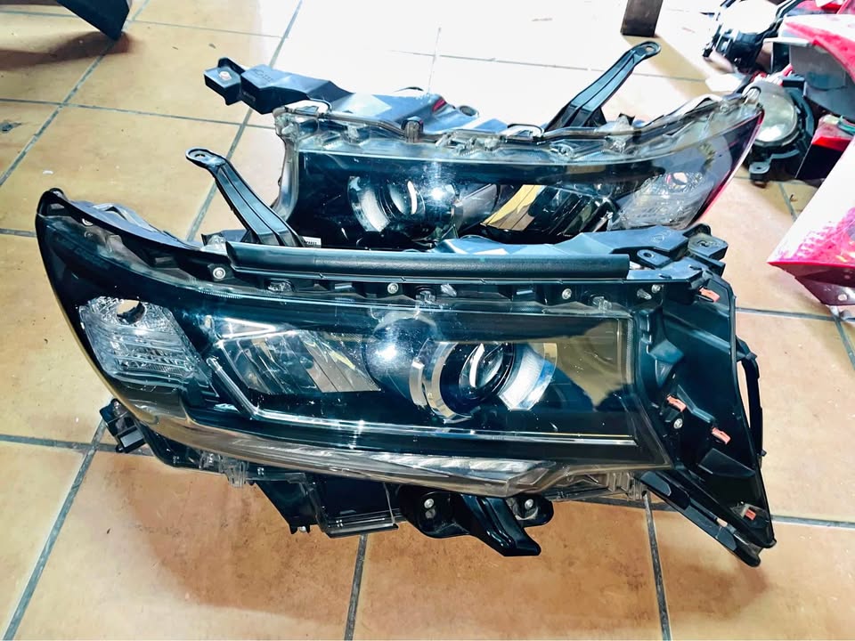 TOYOTA Land Cruiser Prado 150 Series LED Headlights - Private Seller TOYOTA Land Cruiser Prado 150 Series LED Headlights - Private Seller
