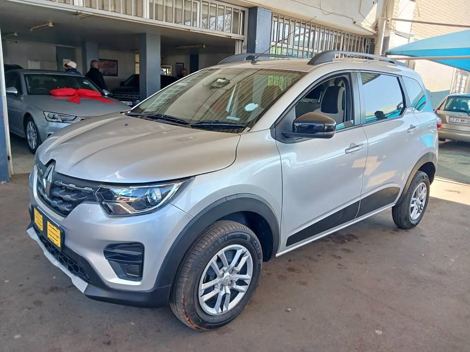 2024 RENAULT TRIBER 1.0 7SEATER  Transmission: Manual  Mileage: 26000km Fueltype: Petrol  Silver