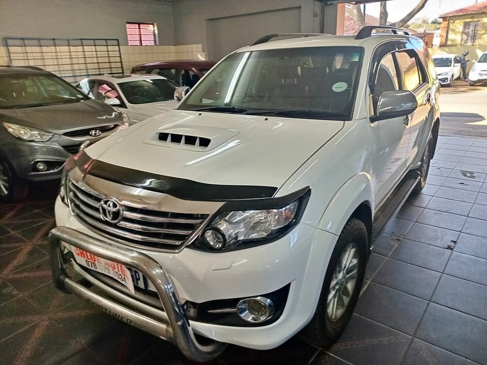 2015 Toyota fortuner 3.0 D4D,Diesel 4×2  Leather interior, Manual  White ,Reverse camera  Sparekey