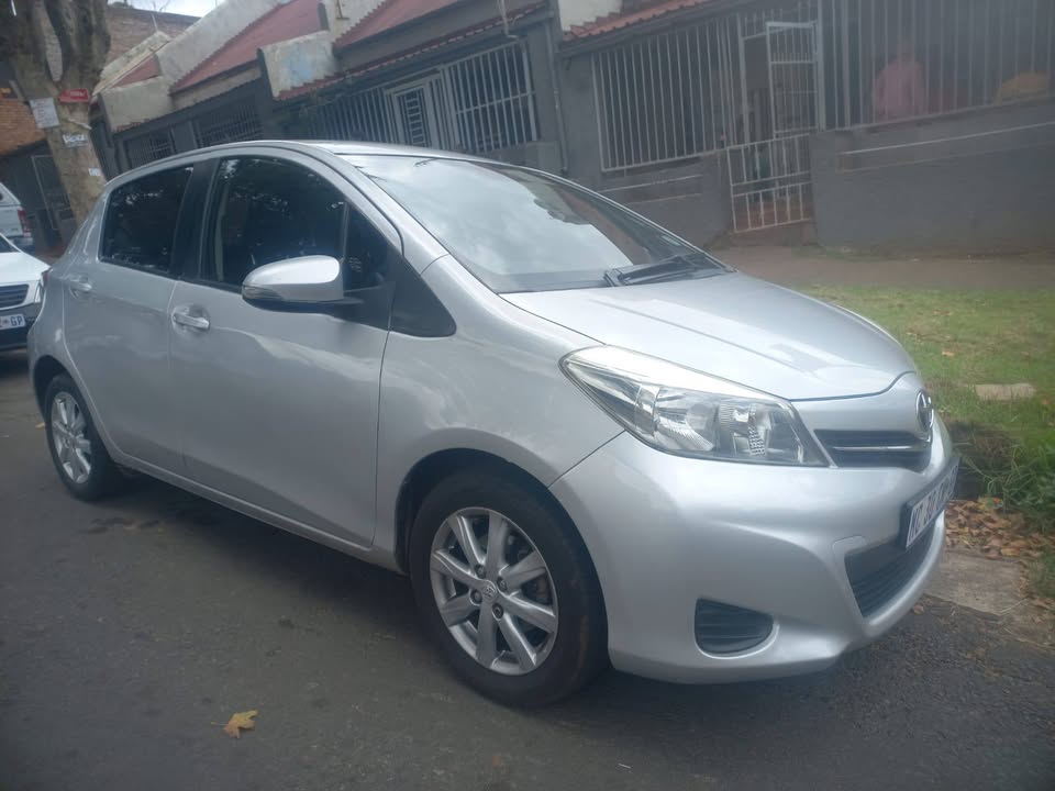 2013 Toyota Yaris hatchback 1.0 Petrol, Manual, Silver Color, Mileage