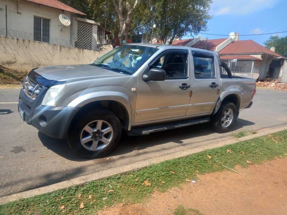 2010 Isuzu KB250 LE Diesel, Double cab, MANUAL, SILVER, 115000kms