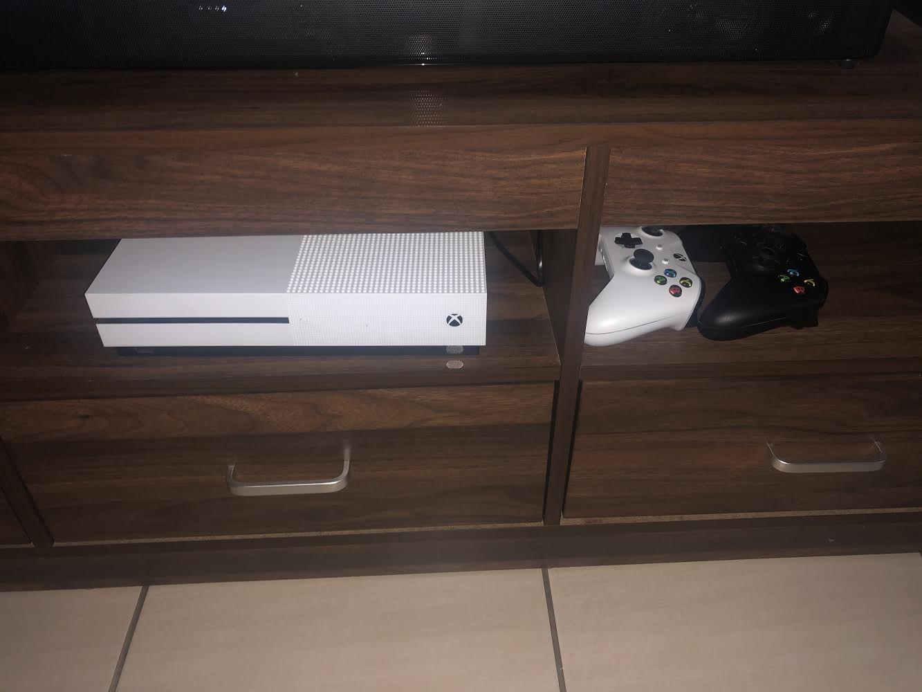 Xbox one 1T with 2 games and two controlers