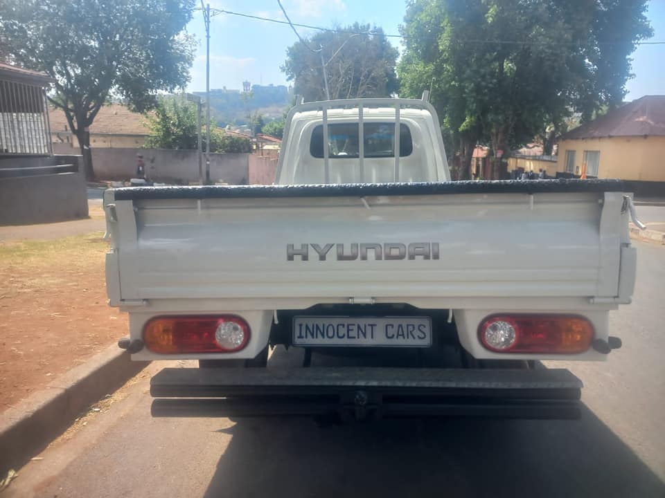 2018 HYUNDAI H100 BAKKIE 2.6 DIESEL, MANUAL, WHITE COLOR, MILEAGE 85000KMS