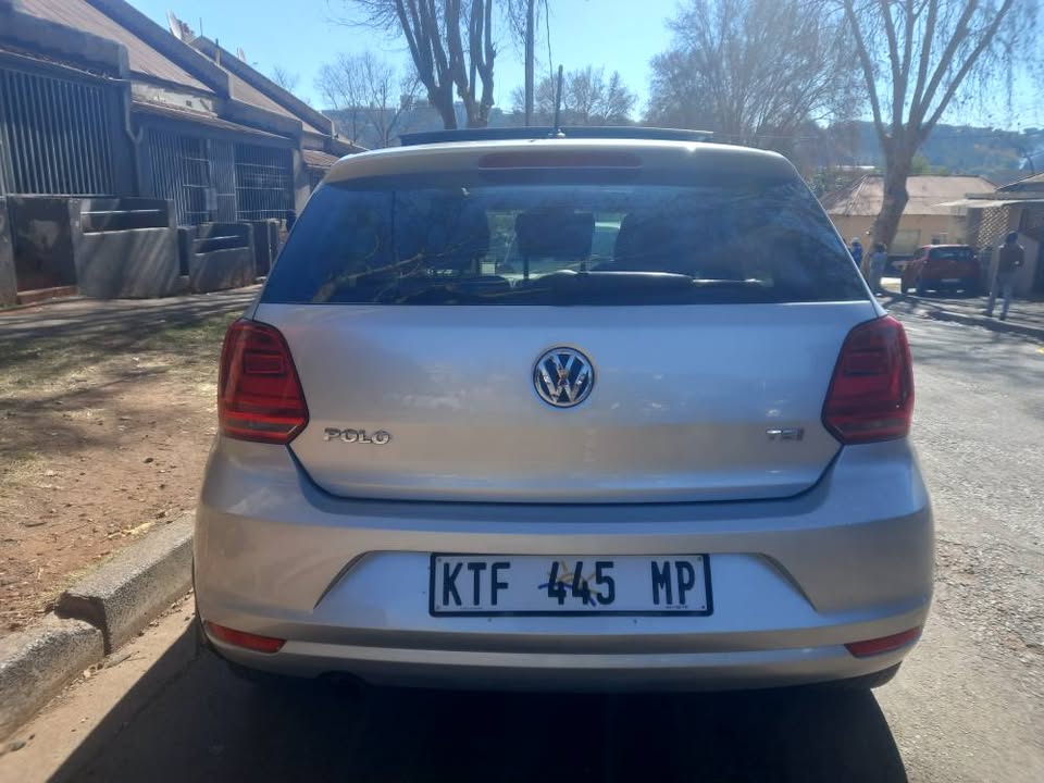 2016 VW Polo Tsi 1.2 Comfortline Petrol, Automatic, Sunroof, Silver, 83000kms