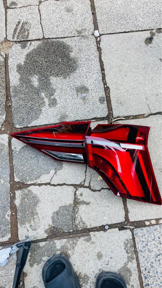 MAHINDRA XUV700 taillights - Private Seller MAHINDRA XUV700 taillights - Private Seller