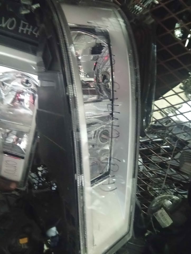 VOLVO FH 440 HEADLIGHT - Private Seller