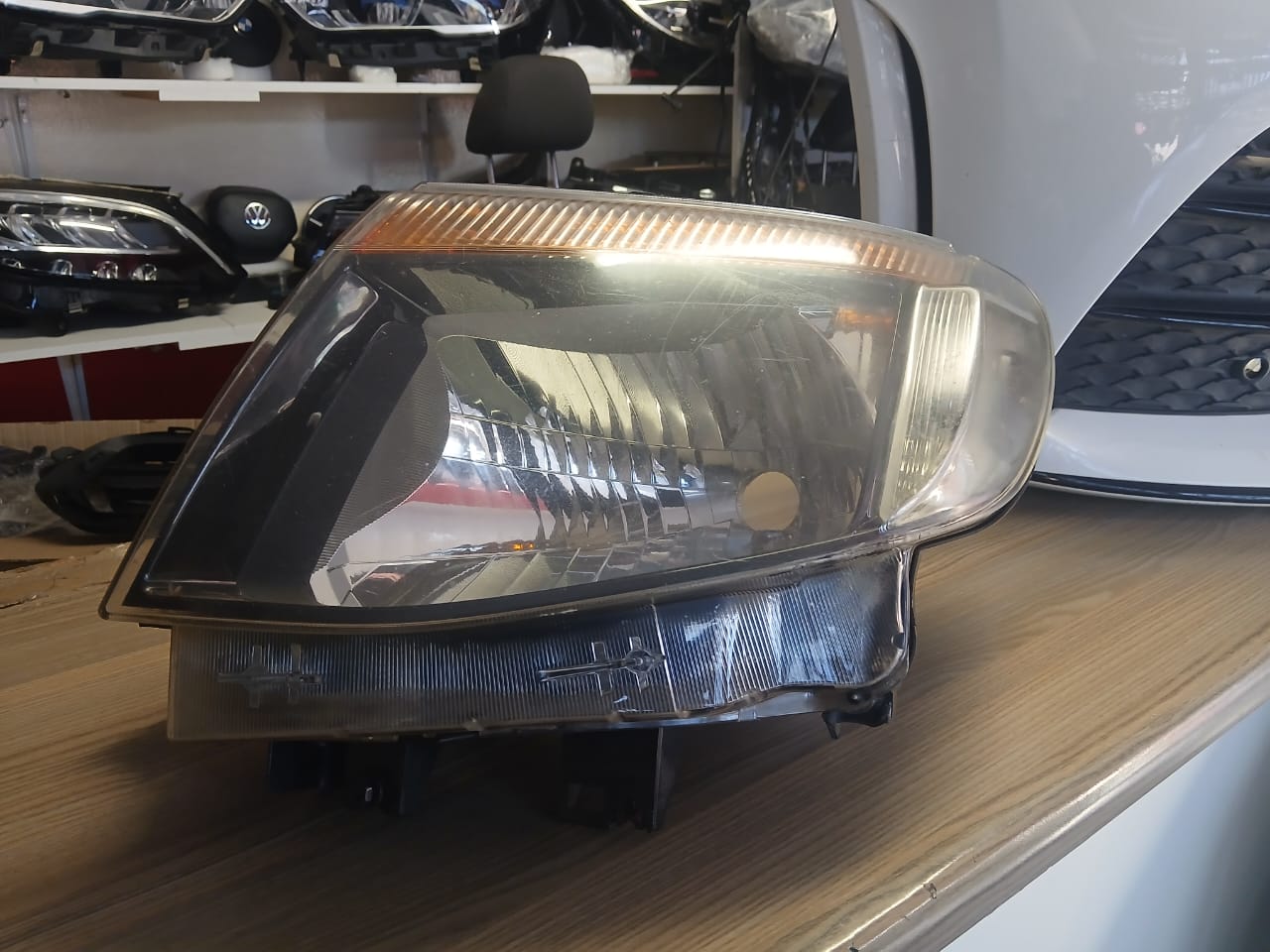 2014 LIGHT FORD RANGER T6 RIGHT HEADLIGHT FOR SALE - Private Seller 2014 LIGHT FORD RANGER T6 RIGHT HEADLIGHT FOR SALE - Private Seller