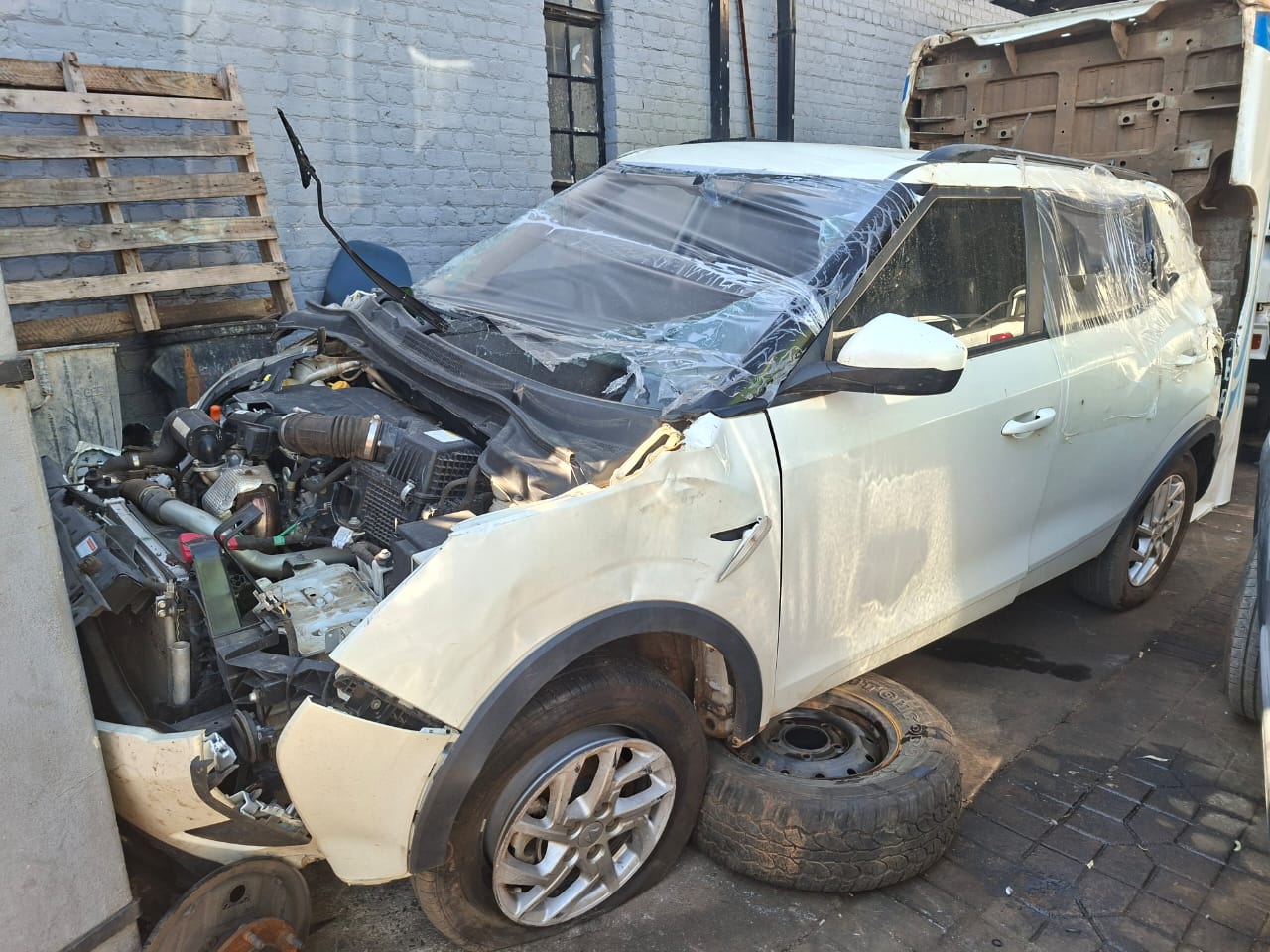 Mahindra XUV300 breaking for spares - Private Seller