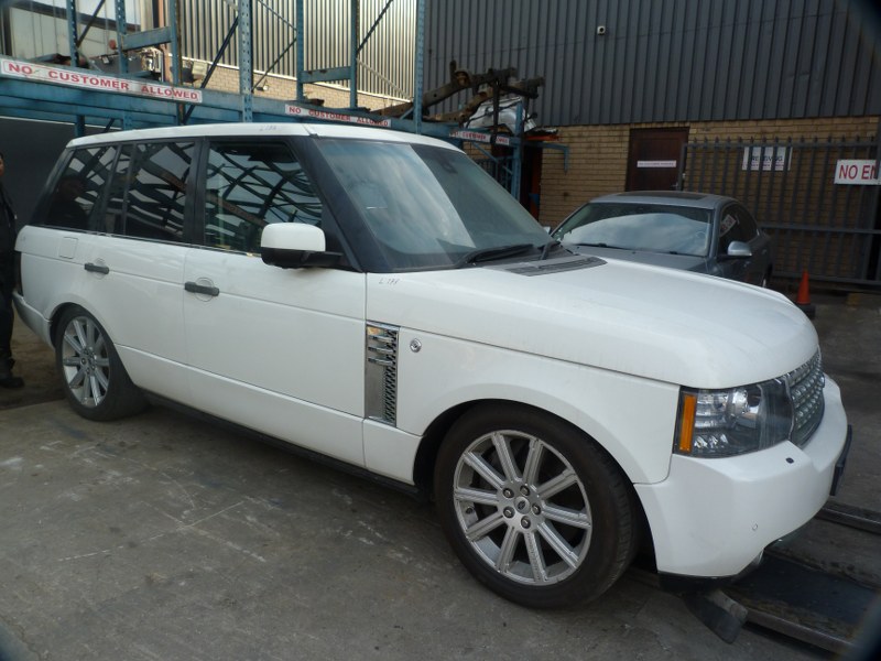 Land Rover Range Rover Vogue HSE 5.0 V8 SC AT White - 2009 STRIPPING FOR SPARES - Private Seller Land Rover Range Rover Vogue HSE 5.0 V8 SC AT White - 2009 STRIPPING FOR SPARES - Private Seller