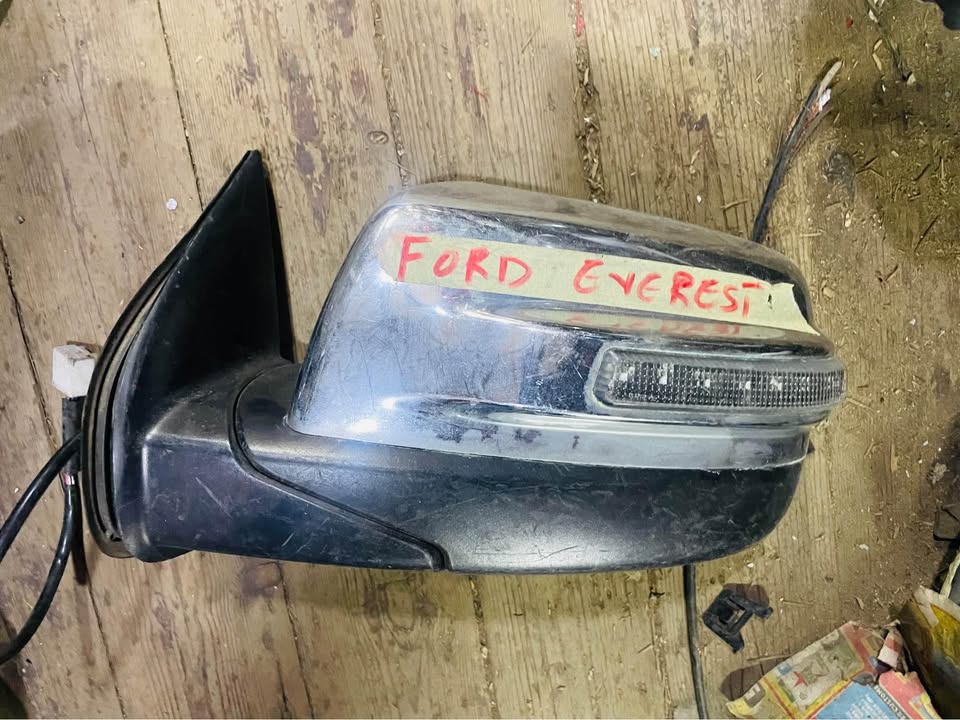 Ford Everest side mirror - Private Seller Ford Everest side mirror - Private Seller