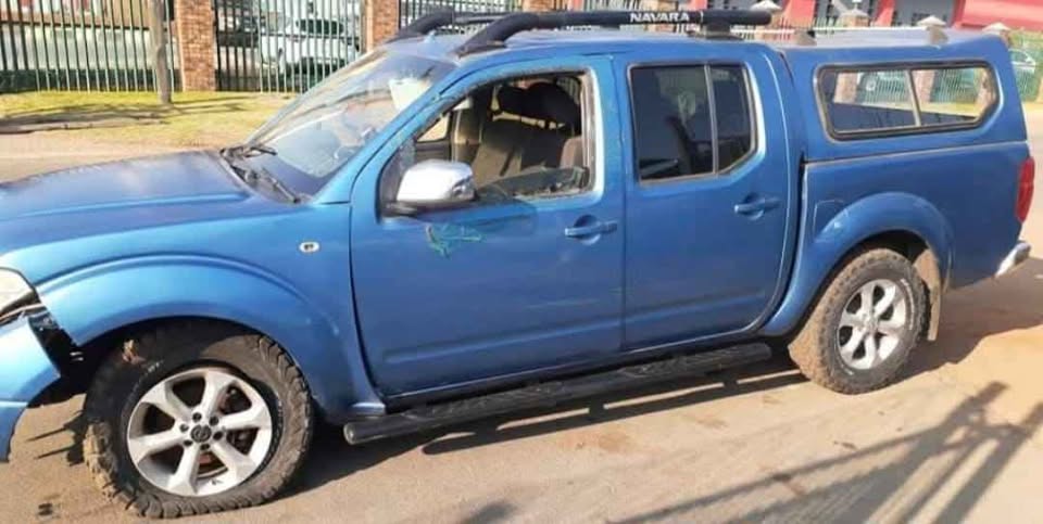 Nissan navara D40 double cap 4l V6 stripping for parts WhatsApp or cell