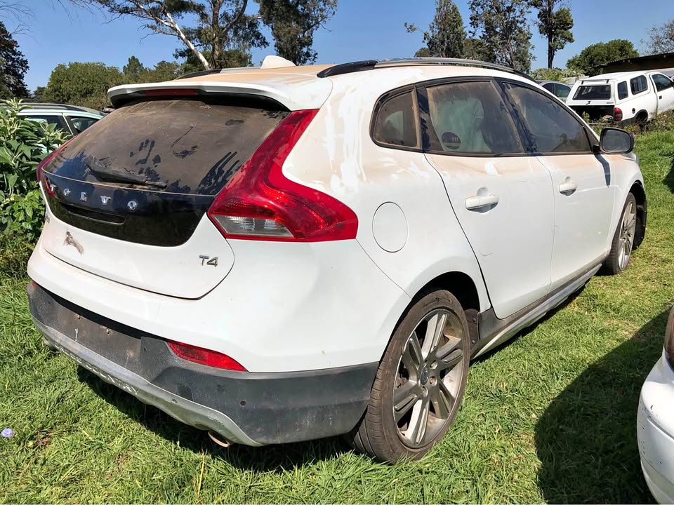 Volvo V40 T4 Spares for Stripping