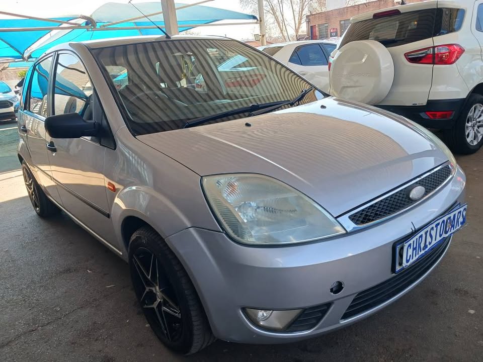 2005 model Ford Fiesta hatchback Manuel Transmission petrol 1.4 engine capacity mileage 75000km