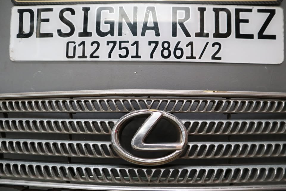 LEXUS IS200/300 GRILL - Private Seller LEXUS IS200/300 GRILL - Private Seller