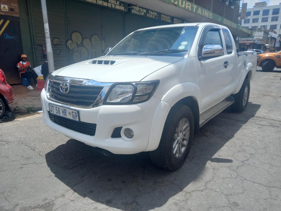 2013 TOYOTA HILUX 3.0 D4D DIESEL, EXTRA-CAB, MANUAL TRANSMISSION, WHITE COLOUR