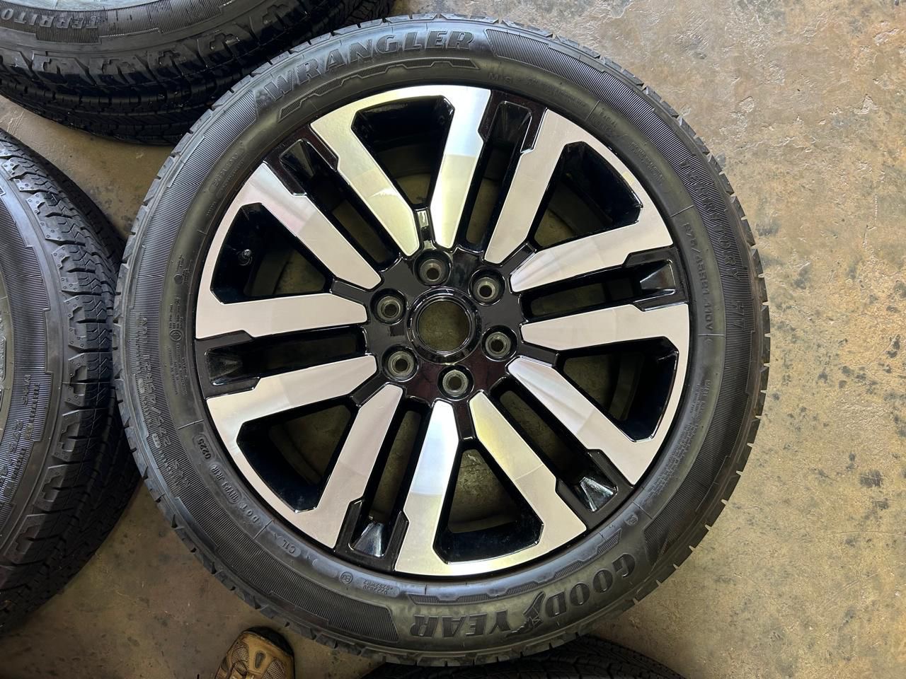 VW Amarok II Aventura 21” Varberg rims with tyres Goodyear Wrangler Territory HT - Private Seller