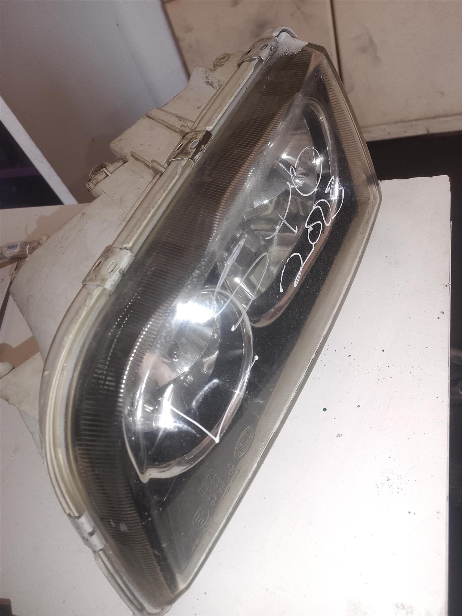 VOLVO S40 2005 LEFT HEADLIGHT FOR SALE DELIVERY AVAILABLE COUNTRY WIDE - Private Seller VOLVO S40 2005 LEFT HEADLIGHT FOR SALE DELIVERY AVAILABLE COUNTRY WIDE - Private Seller