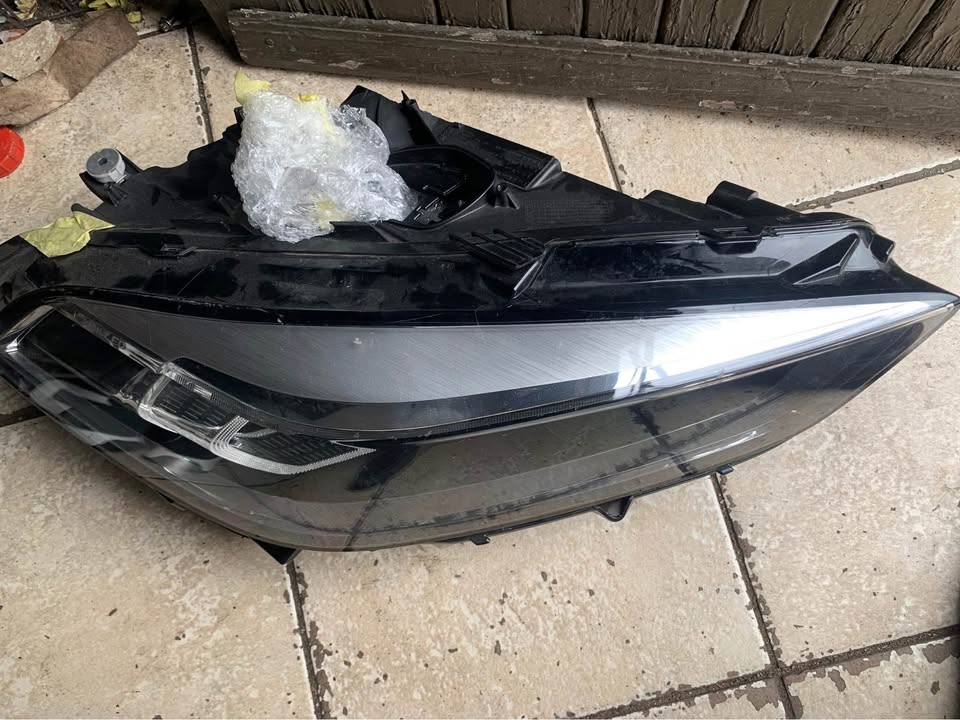 BMW F40 headlight