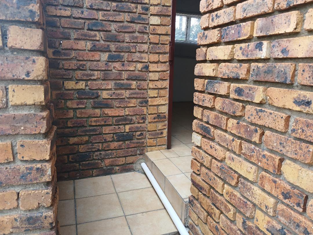 Ridgeway Johannesburg South,1Bedroomed back room for rent. Junk Mail