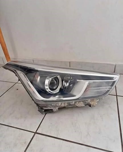 Hyundai CRETA Headlight Right Side 2018  Used Auto Body Spare Parts . - Private Seller