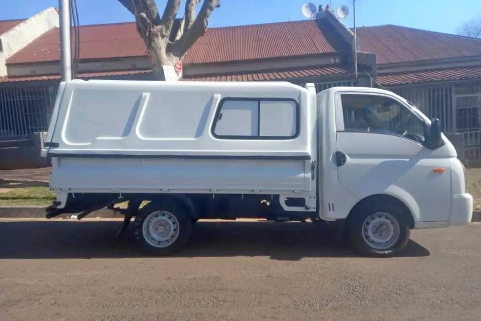 2008 HYUNDAI H100 BAKKIE 2.6 DIESEL WITH CANOPY IN EXCELLENT CONDITION