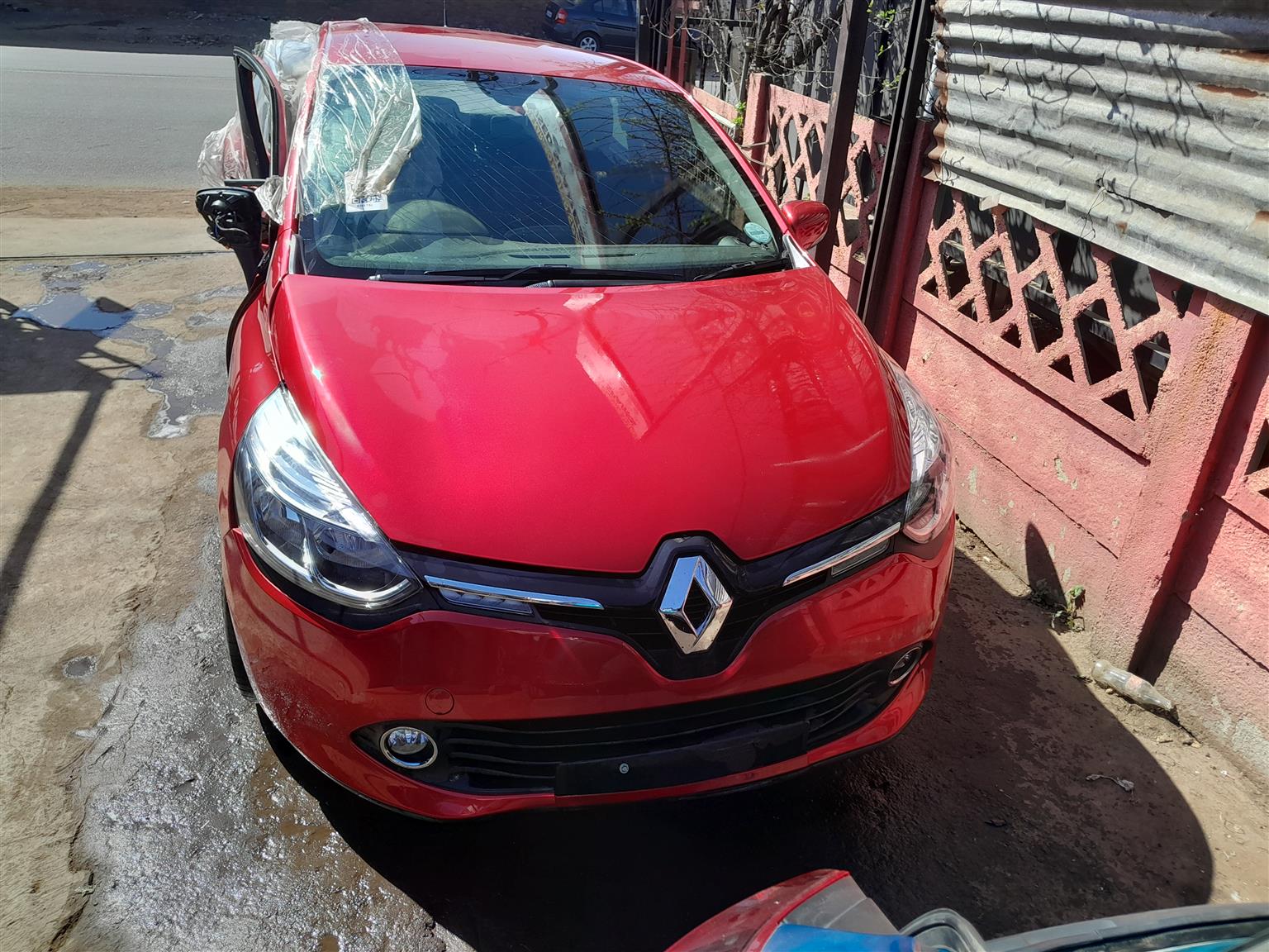 RENAULT CLIO IV, 1.2T ENGINE, AUTOMATIC, 2016, CODE 2 READY FOR STRIPPING - Private Seller RENAULT CLIO IV, 1.2T ENGINE, AUTOMATIC, 2016, CODE 2 READY FOR STRIPPING - Private Seller
