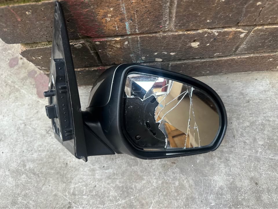 Kia Pegas right side electric mirror - Private Seller Kia Pegas right side electric mirror - Private Seller