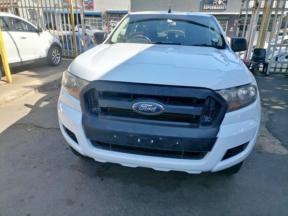 2015 Ford Ranger 2.2 6Speed XLS Double Cab Bakkie 4×4 XLS with a Canopy