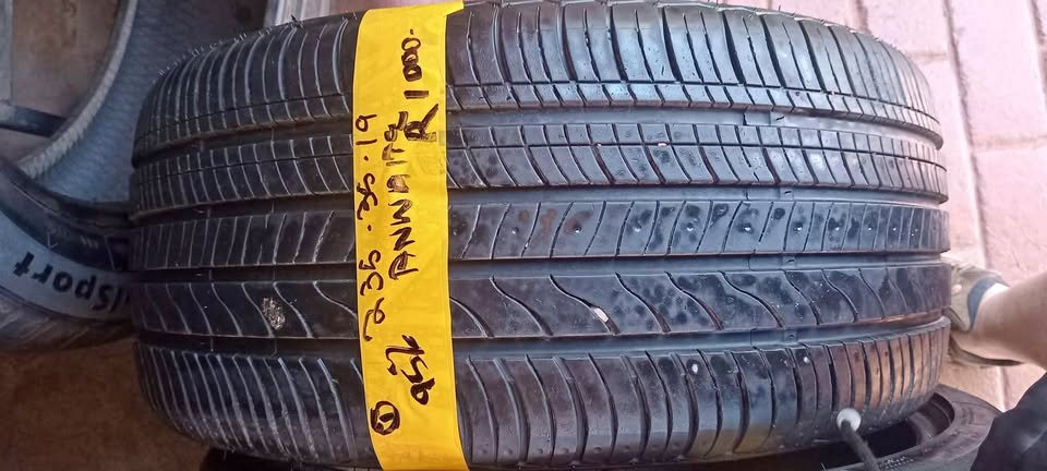 1x Annaite tyre 1x Annaite tyre