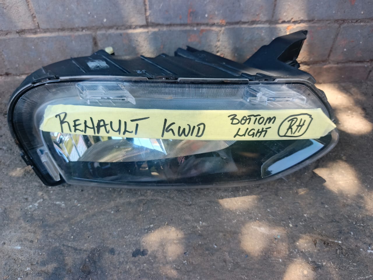 RENAULT KWID HEADLIGHT TOP & DOWN - Private Seller