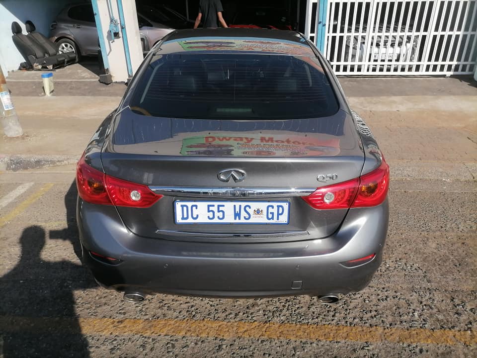 2014 infiniti Q50 2.2d Automatic with a leather seat and sunroof 360 Camera and Reserve Sensor