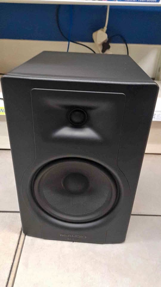 Studio Monitor Studio Monitor