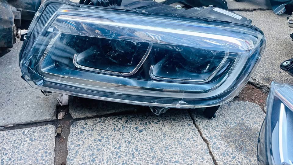 Suzuki Vitara Brezza headlight - Private Seller Suzuki Vitara Brezza headlight - Private Seller