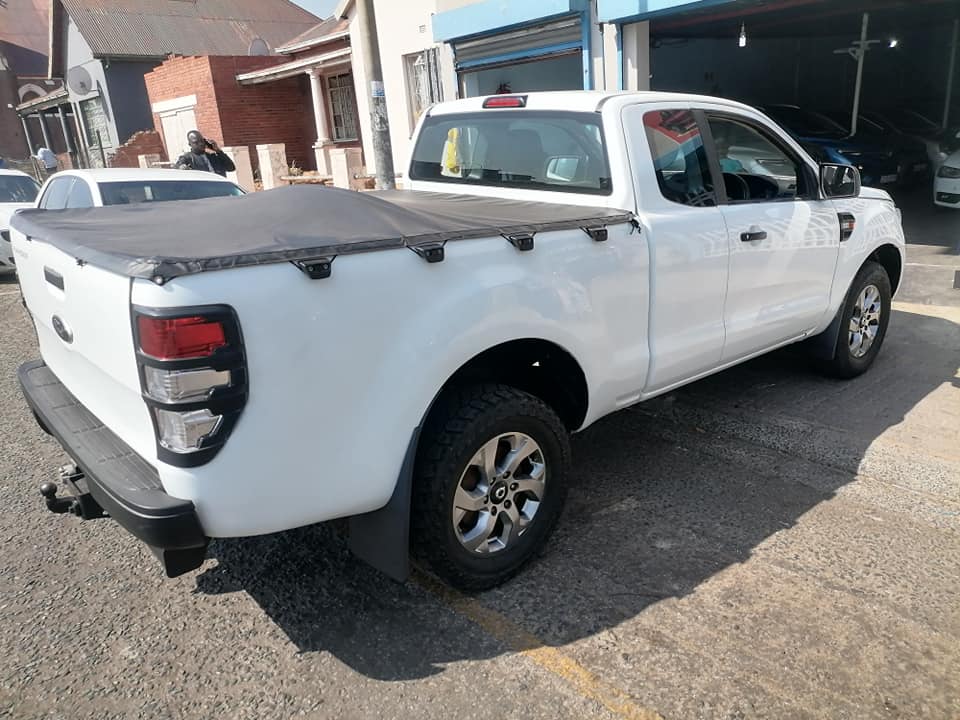 2014 Ford Ranger 2.2 6Speed Club Cab with a Nice interior seat