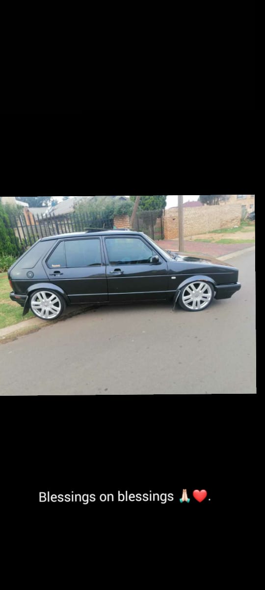 2007 Golf for sale with roof gooe engine 17inch mags beautiful black in colour 