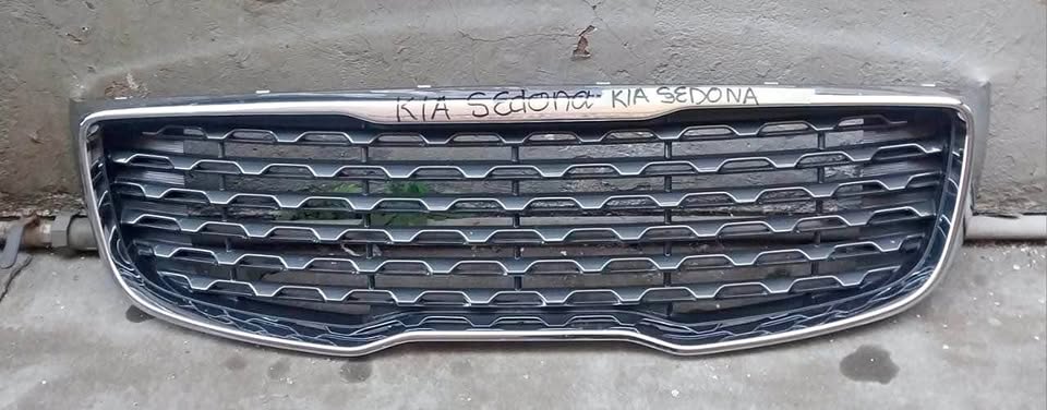 Kia Sedona grille - Private Seller Kia Sedona grille - Private Seller