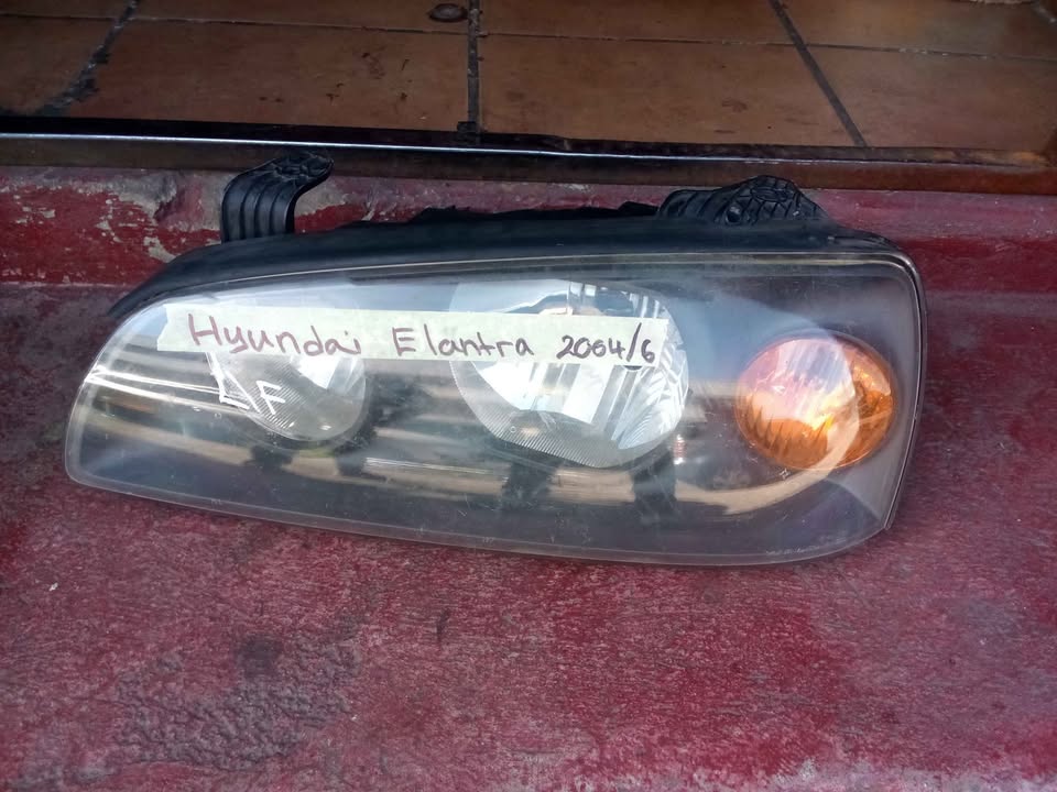 Hyundai Elantra Headlight 2004-2006 left side - Private Seller Hyundai Elantra Headlight 2004-2006 left side - Private Seller