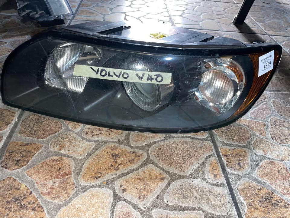 Volvo V40/V50 headlight - Private Seller Volvo V40/V50 headlight - Private Seller