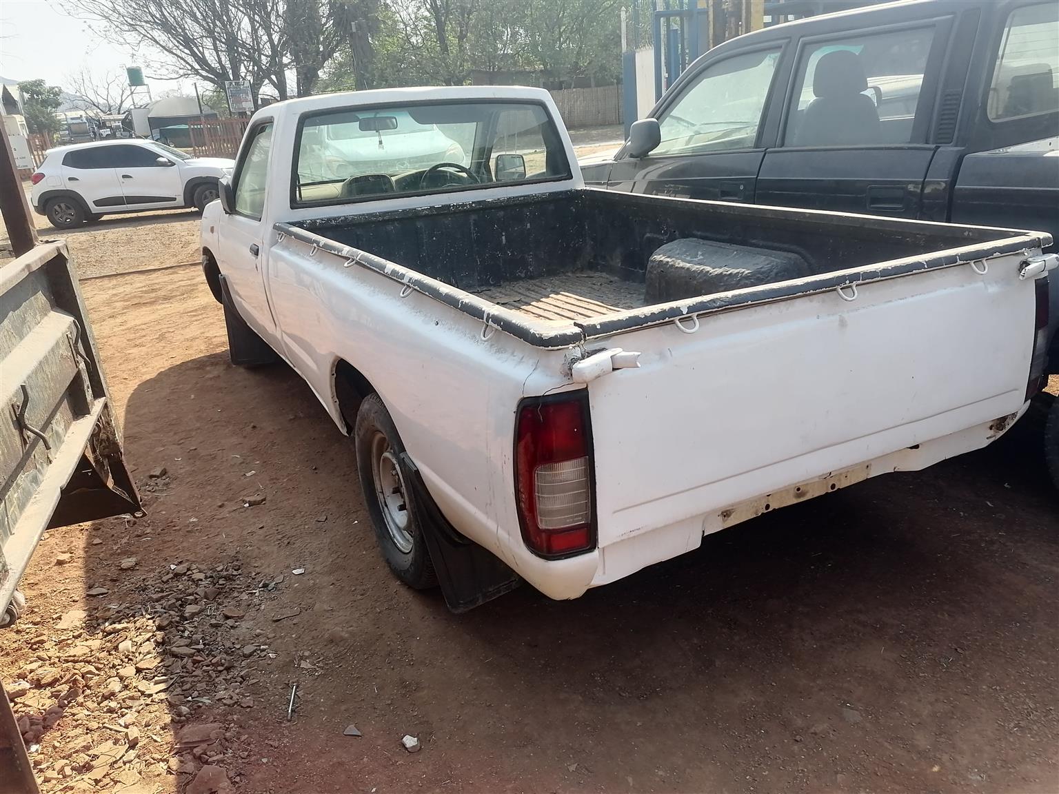 Nissan np 300 bakkie stripping for spares - Private Seller