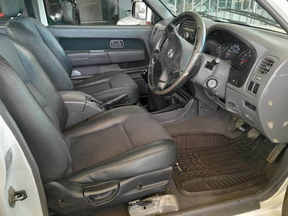 2011 NISSAN NP300 2.4 HARDBODY DOUBLE CAB MANUAL