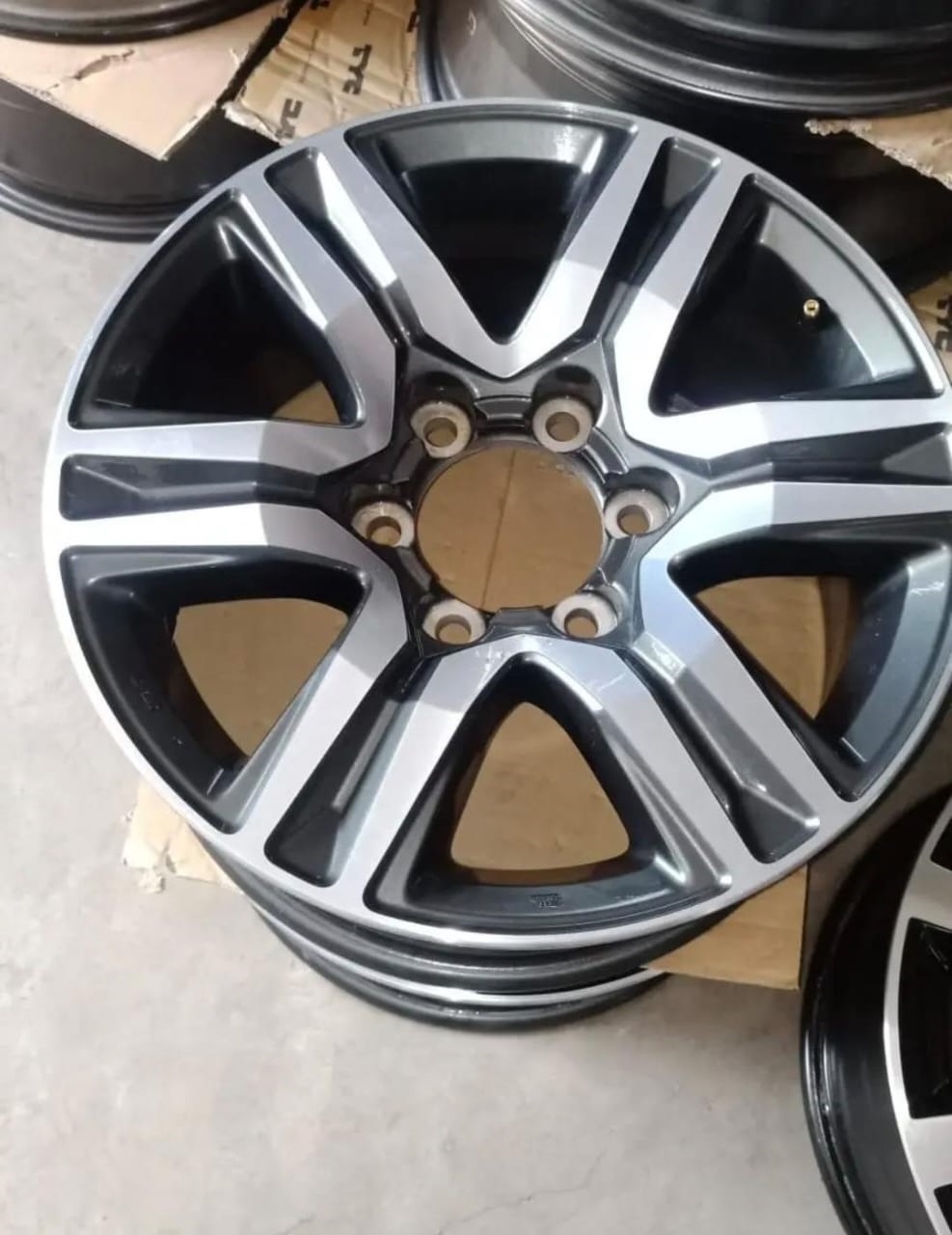 17inch Toyota Hilux/Fortuner original mag to use for spare - Private Seller 17inch Toyota Hilux/Fortuner original mag to use for spare - Private Seller