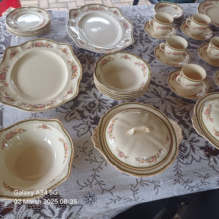 JOHNSON BROS 44 PIECE STUNNING VINTAGE SET