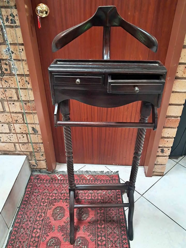 Klere hanger mooi hout met klein laaitjirs Klere hanger mooi hout met klein laaitjirs